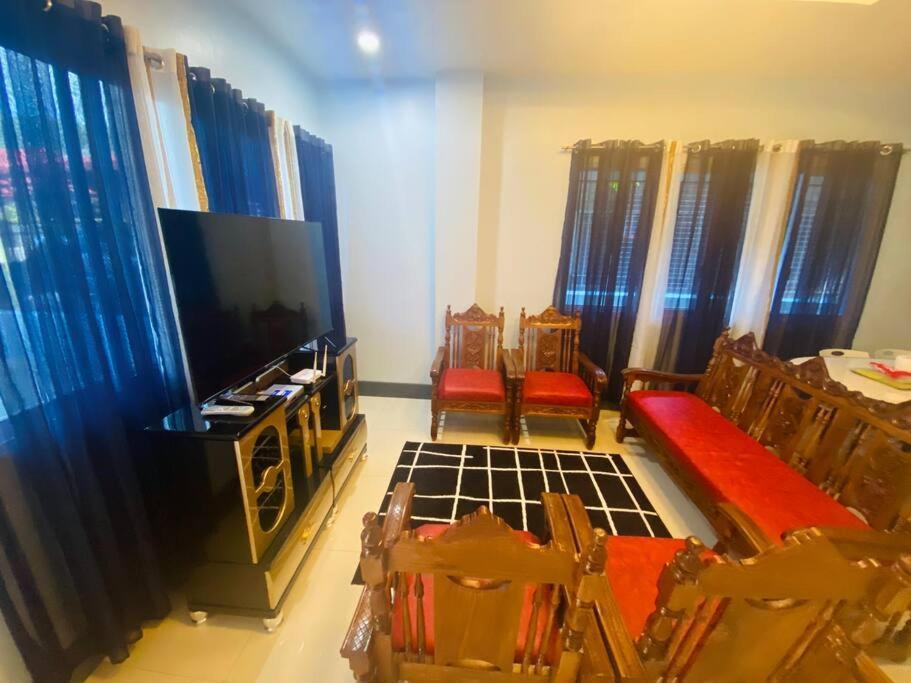 B1 - Spacious 3Br House With Netflix, Fiber Wifi, Parking, Balcony Apartment Cagayan de Oro Exterior photo